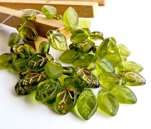 Perles de verre vintage tchèque à grande feuille verte Perles de verre à feuille plate Herbe verte - Product Image 4