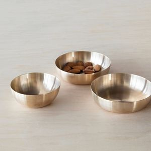 Bols de service en laiton élégants avec des motifs vintage fabriqués à la main, idéaux pour ajouter une touche de luxe aux tables à manger et aux cuisines - Product Image 4