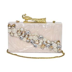 Pochette en résine élégante avec perle et fermoir magnétique Design élégant et durable pour un style de mariage à la mode - Product Image 3