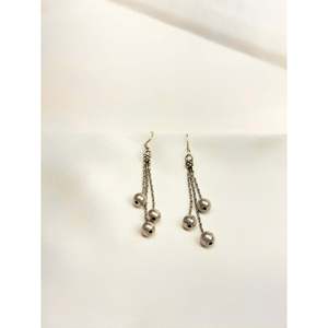 Boucles d'oreilles pendantes Tridha Classic Fish Hook en argent 925 avec perle d'eau douce plaquée or, forme boule, style classique, bijoux en or - Product Image 1