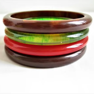 Brazalete de Resina Hecho a Mano con Patrón Geométrico Clásico con Perlas y Diamantes para Bodas, Fiestas y Aniversarios - Product Image 6