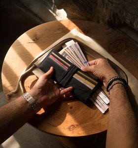 กระเป๋าสตางค์หนังแท้พรีเมียมแบบยูนิเซ็กซ์ ดีไซน์บางเฉียบ เป็นมิตรกับสิ่งแวดล้อม มีช่องใส่บัตรหลายช่อง สีน้ำตาล สไตล์ธุรกิจ เปิดปิดแบบสั้น - Product Image 4