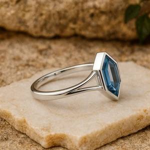แหวนเงินแท้ 925 ประดับพลอยบลูโทแพซทรงหกเหลี่ยม ดีไซน์มินิมอล เครื่องประดับโดดเด่นสำหรับผู้หญิง ใส่เป็นแหวนหมั้น - Product Image 3