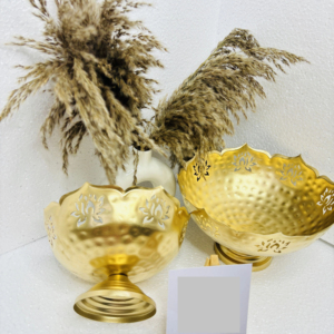 Bol de service en laiton en métal de luxe de haute qualité Design de fleurs perforées martelées personnalisé Base de table à dîner écologique - Product Image 1