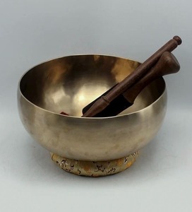 Cuenco Musical de latón con diseño tradicional perfecto para rituales de oración de meditación ceremonias religiosas y sesiones de curación - Product Image 2