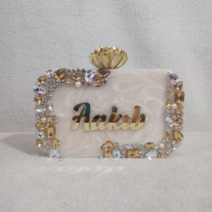 Conjunto Completo de Collar con Colgante de Mariposa Vintage Chapado en Oro con Perlas de Imitación y Resina con Nombre Personalizado para Mujer, Ideal para Bodas - Product Image 1