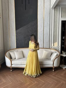 Robe de soirée en faux georgette avec broderie de sequins et de zari, dentelle fantaisie sur la bordure, avec dupatta brodé de fils et de zari - Product Image 3