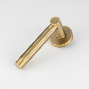 Maniglia per Porta in Ottone Anticato con Bordi <span class=keywords><strong>Angolari</strong></span> e Rosetta Rotonda, Finitura Spazzolata per Interni, Camera da Letto e Bagno - Product Image 3