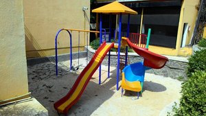 Centro de juegos Hillside, pequeño jardín doméstico, Tobogán y columpio de madera para niños al aire libre/interior para jardín de infantes y Parque Deportivo - Product Image 4