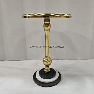 Table basse ronde élégante avec une surface luxueuse en marbre noir et une superbe base de piédestal en or pour n'importe quelle pièce - Product Image 6