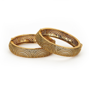 Brazaletes abiertos de 2 piezas antiguos hechos a mano artificiales con chapado en oro 213683 para la temporada de bodas - Product Image 1