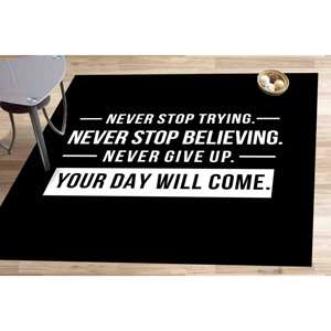 Tapis avec citation inspirante : Décoration noire moderne, tapis imprimé, tapis à poils doux - Product Image 1