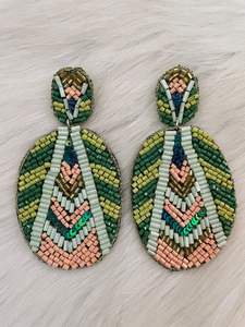 Pendientes bordados con lentejuelas y cuentas - Product Image 4