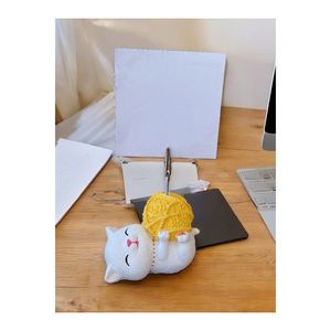 Kawaii gatto sdraiato in possesso di giallo palla di filato a tema nota titolare foto ufficio Set regalo