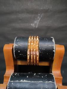 Brazaletes Hechos a Medida OEM con Baño de Oro de 22 Quilates, Brazaletes Redondos Hechos a Mano para la Venta por Exportadores Indios - Product Image 2