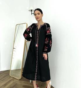 Vestido bordado de Ucrania negro Estilo Vishivanka hecho a mano con adorno tradicional y detalles de blusa bordada para mujer - Product Image 2