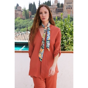 Veste de surchemise en lin de couleur rouille pour aventures en plein air - Product Image 2