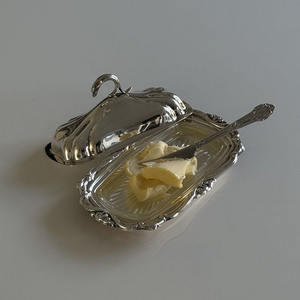 Beurrier en acier inoxydable écologique avec couvercle rabattable sécurisé, design minimaliste élégant, idéal pour les petits comptoirs de cuisine - Product Image 5