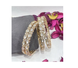 Atractivos y elegantes brazaletes de diseño chapados en oro para bodas, abribles, juego de dos pares de brazaletes para mujeres y niñas. - Product Image 2