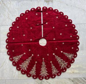 Falda de árbol de lujo con atractivo de diseñador que mejora la belleza de su árbol de Navidad y oculta soportes antiestéticos con elegancia - Product Image 1