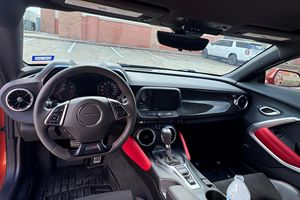 Coupé Camaro ZL1 2023, V8 suralimenté, contrôle de la suspension magnétique, orange vif métallisé - Product Image 4
