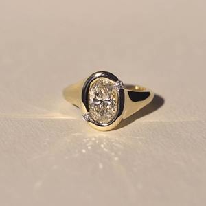 Anillo de diamante cultivado en laboratorio de corte ovalado premium, diseño personalizado, anillo de compromiso de oro de 18 quilates, estilo elegante, fabricante directo, venta al por mayor - Product Image 5