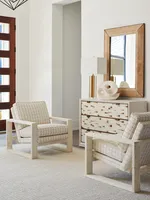 L'association parfaite : des fauteuils de salon à carreaux de couleur neutre qui s'adaptent à tout décor moderne ou côtier