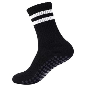 ODM calcetines de algodón personalizados estilo tripulación doble raya Yoga suela punto antideslizante transpirable secado rápido absorbente de sudor mujeres/hombres - Product Image 2