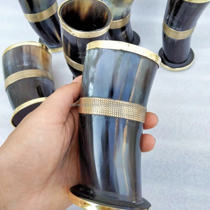 แก้วช็อตทรงเขาควายไวกิ้ง ทำจากหินอาเกต พร้อมวงแหวนทองเหลืองที่ด้านบนและด้านล่าง แก้วดื่มทรงเขาควายไวกิ้ง โดย FWE - Product Image 1