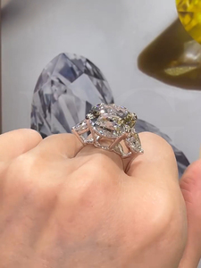 Le magnifique ovale que nous avons créé à d bijoux de lueur ressemble à une autre dame chanceuse qui bascule une bague ovale à trois pierres lourdes - Product Image 4