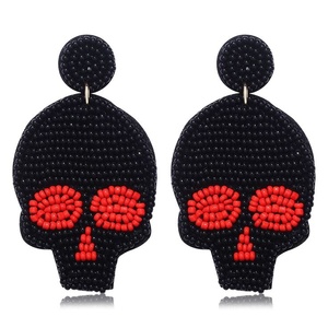 Boucles d'oreilles pendantes crâne perlé design premium, bijoux gothiques perlés Halloween, rouge et noir, style punk pour femmes et jeunes filles 2026 - Product Image 1