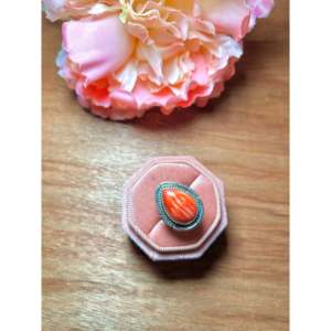 Bague artisanale Dane Skeets en nacre et argent sterling, style vintage avec incrustations de corail et turquoise, pour un usage quotidien - Product Image 2