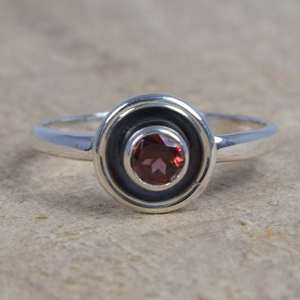Bague en argent sterling avec grenat rouge, bijoux faits à la main, pierre de naissance de janvier, cadeau élégant en pierre précieuse pour femmes - Product Image 5
