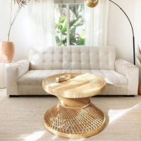 Grande table ronde en rotin tissé à la main de style luxueux belle et artistique table décorative à l'intérieur de la maison
