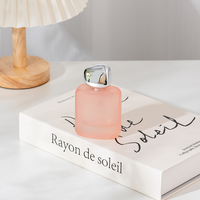 Bouteille de parfum en verre rose givré décor à la maison avec couvercle argenté