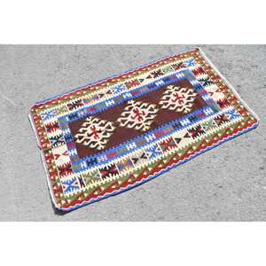 Alfombra Kilim de 2.8x4.6 pies, Alfombra Turca Vintage, Alfombra Floral Azul y Roja - Product Image 1