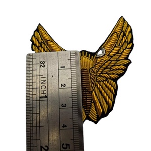 Broches brodées à la main en fil de soie doré et argenté - Broche de coléoptère ailé en fil de soie - Broderie 3D d'insectes de luxe - Product Image 1