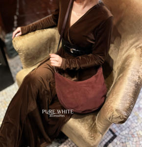 Bolso de Hombro Curvo de Cuero Genuino y Gamuza Hecho a Mano en Italia con Correa Ajustable - Product Image 5