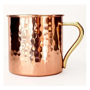 Mug en cuivre poli classique avec base incurvée et design élégant de poignée dorée pour une boisson saine - Product Image 3