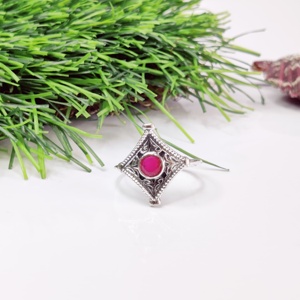 Anillo de plata clásico más vendido de 2024 con piedras preciosas de rubí Regalo perfecto de boda o aniversario para ella - Product Image 1