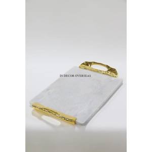 Plateau de service rectangulaire en marbre de couleur blanche la plus exigeante avec poignées de designer uniques en métal plaqué or - Product Image 2