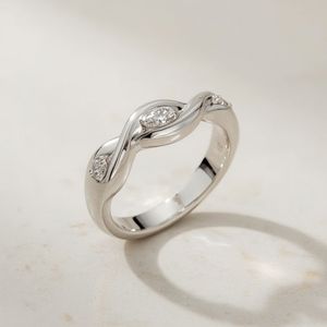 Alianza de boda de oro blanco de 18 quilates para mujer, joyería fina, diseño moderno minimalista, anillo hecho a mano de tendencia 2025 - Product Image 6