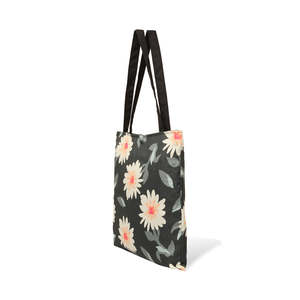 Sacs fourre-tout tendance Fields of Daisy pour femmes, en toile durable avec fermeture éclair, broderies, pompons, fleurs, lettres et motifs. - Product Image 6