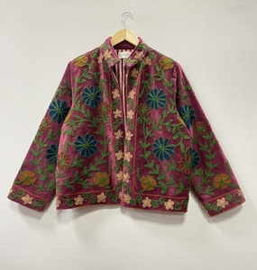 Chaqueta Suzani de Terciopelo Bordada a Mano con Diseño Floral, Prenda Exterior Boho Étnica para Mujer, Ropa Casual - Product Image 1