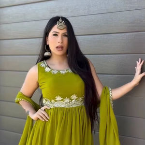 Conjunto de Fiesta para Bodas, Top de Georgette Sintética con Bordado de Hilo y Lentejuelas, Palazzo con Borde de Encaje de Georgette Sintética y Dupatta - Product Image 3