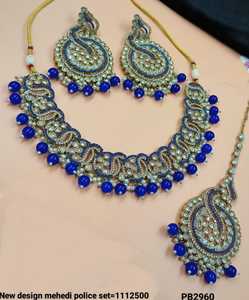 Ropa de fiesta de diseñador, joyería de piedras antiguas, ropa tradicional, hermoso diseño, Gargantilla pesada antigua, conjunto de collar, pendientes Mangtika - Product Image 3