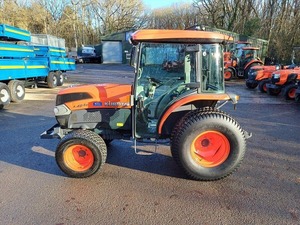 Tractor utilitario compacto y confiable Kubota L4240, ideal para agricultura, 42-44 HP, 40-99 HP, usado y nuevo a precio asequible. - Product Image 3