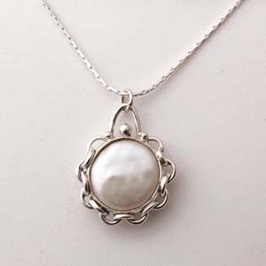 Collar de Perlas de Agua Dulce con Moneda de Plata de Ley 925 de Navya Craft, Regalo para Mujer en Aniversario, Día de San Valentín, Día de la Madre - Product Image 4