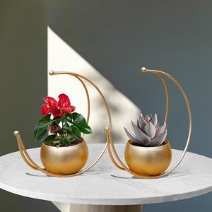 Florero rústico alto de metal con acabado texturizado, perfecto para flores artificiales y arreglos florales secos al mejor precio - Product Image 5