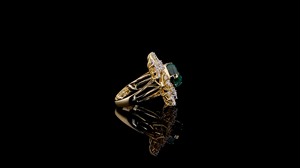 Anillo Elegante con Piedra Verde Laboratorio y Detalles de Diamantes en Forma de Pera y Marquesa |   Ropa para Fiestas y Bodas - Product Image 3